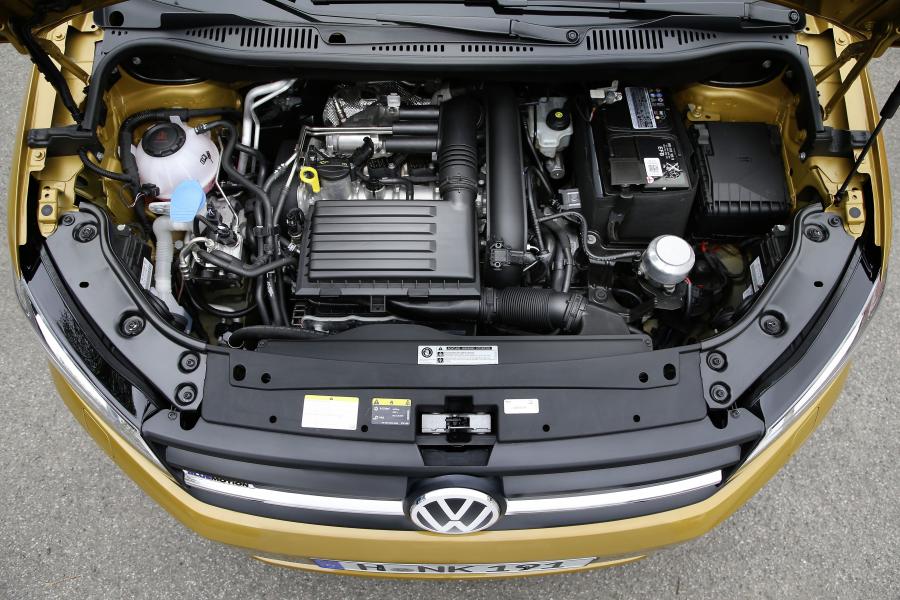 Моторный отсек Volkswagen Caddy Trendline BlueMotion 2015 года  (фото 6 из 23)